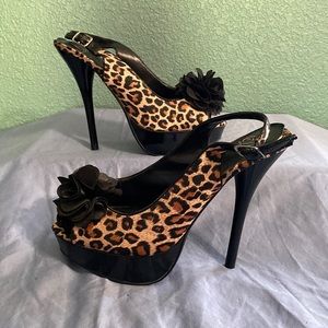Heart in D leopard peep toe heels